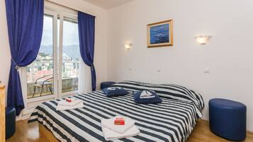 Apartamento, 1 habitación, balcón, vistas al mar | Tabla de planchar con plancha, cunas gratuitas, wifi gratis