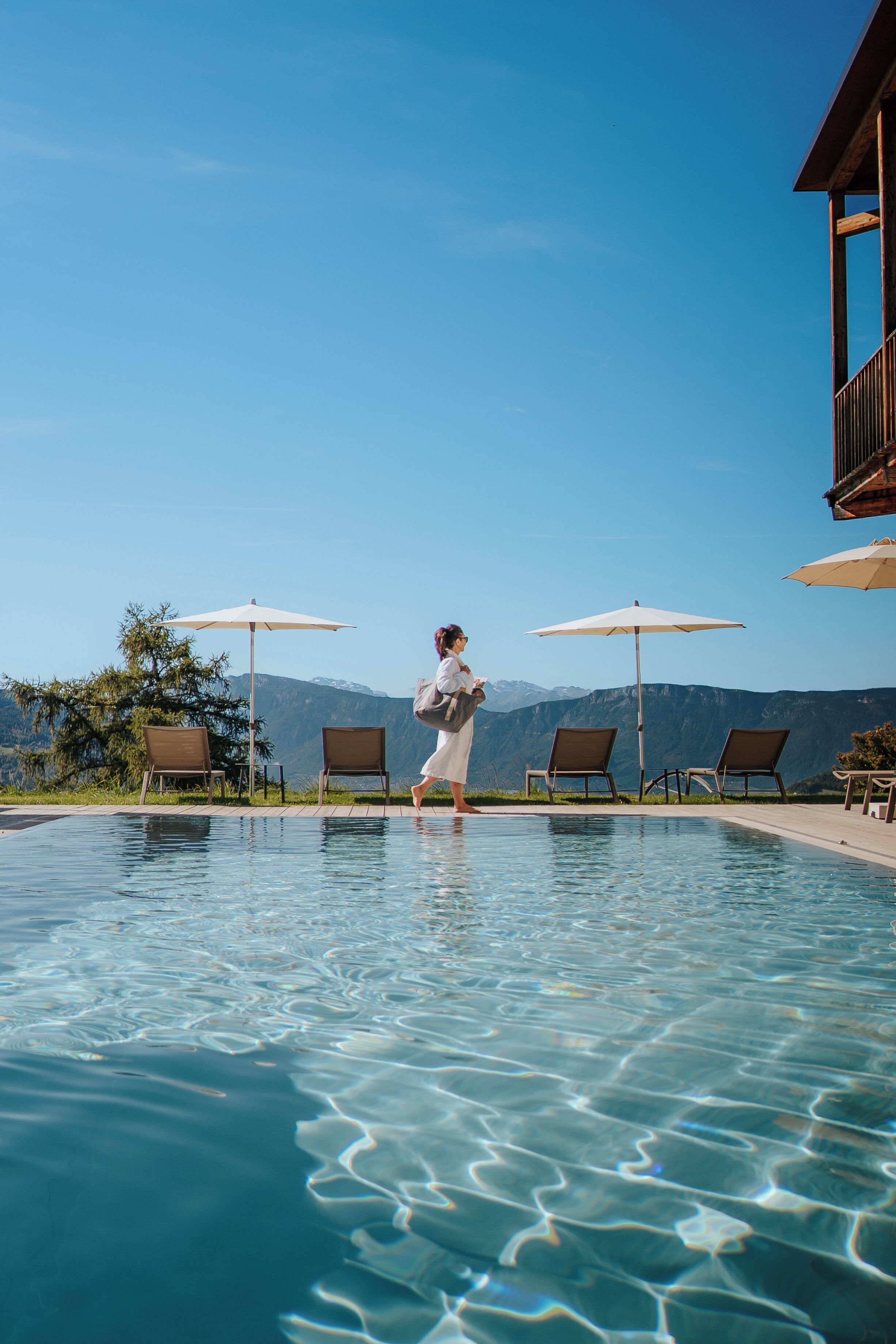 Piscina a l'aire lliure (horari: 07:30-19:00), para-sols i gandules 