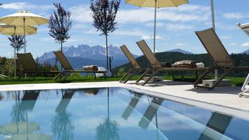 Außenpool, geöffnet von 07:30 Uhr bis 19:00 Uhr, Sonnenschirme