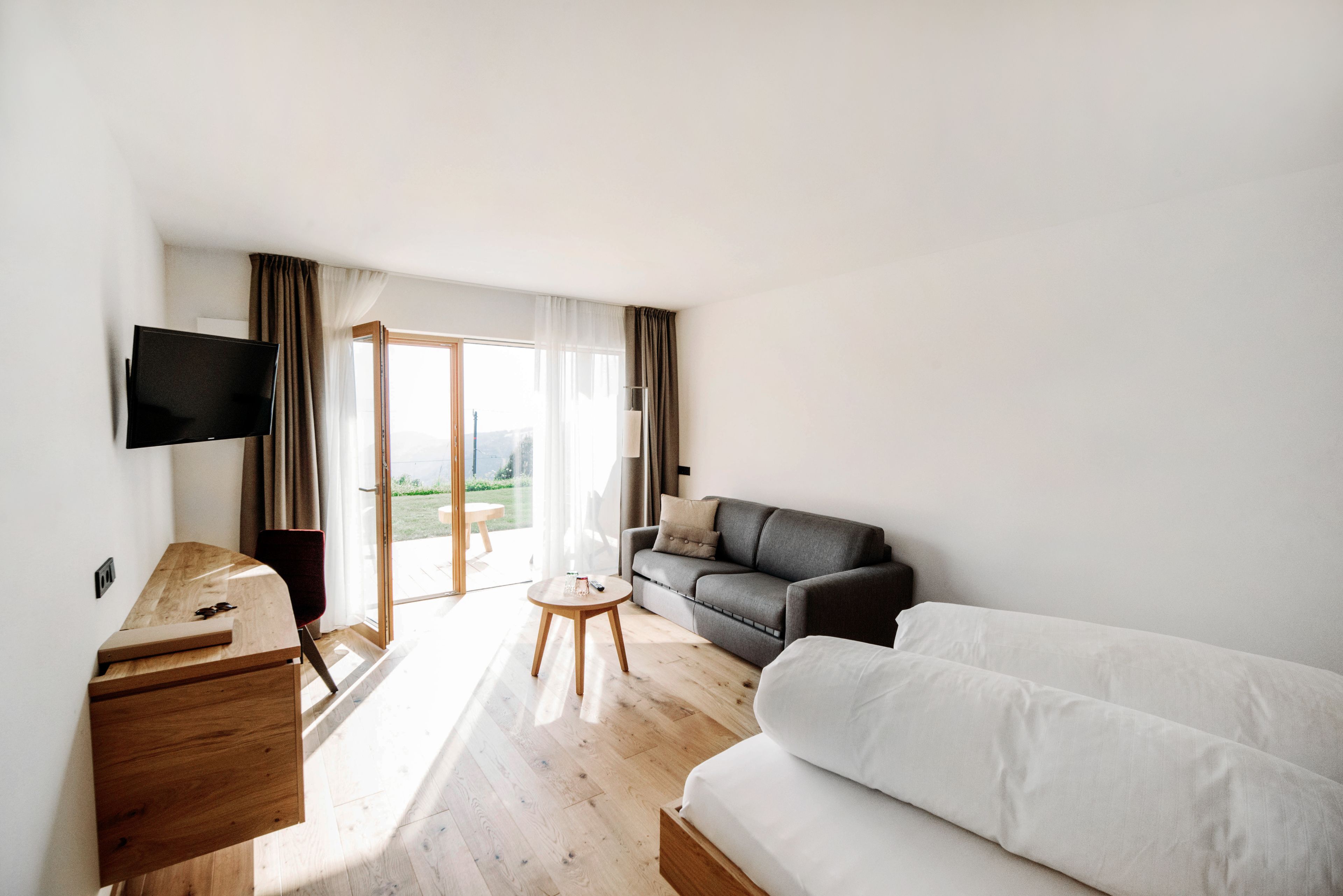 Panoramic-Doppelzimmer, Terrasse, Bergblick | Allergikerbettwaren, Zimmersafe, Schreibtisch, Verdunkelungsvorhänge