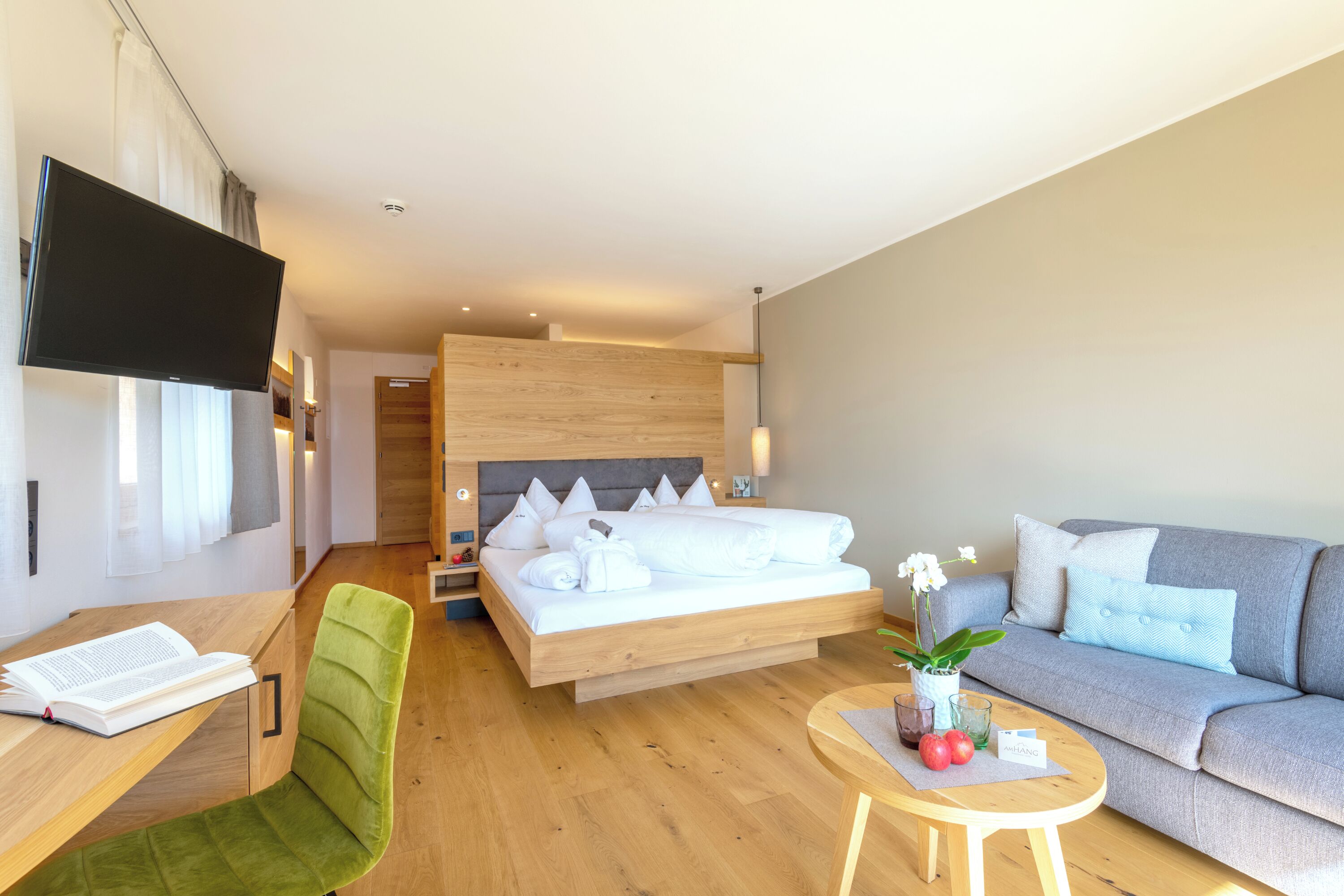 Hypo-allergenic bedding, in-room safe, desk, blackout curtains