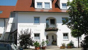 A two-story building with a white facade and a red-tiled roof. - Zum Ochsen (Waldstetten)