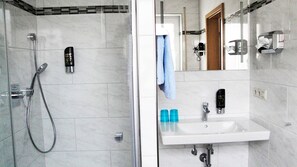 Habitación triple | Baño | Artículos de higiene personal gratuitos, secador de pelo y toallas