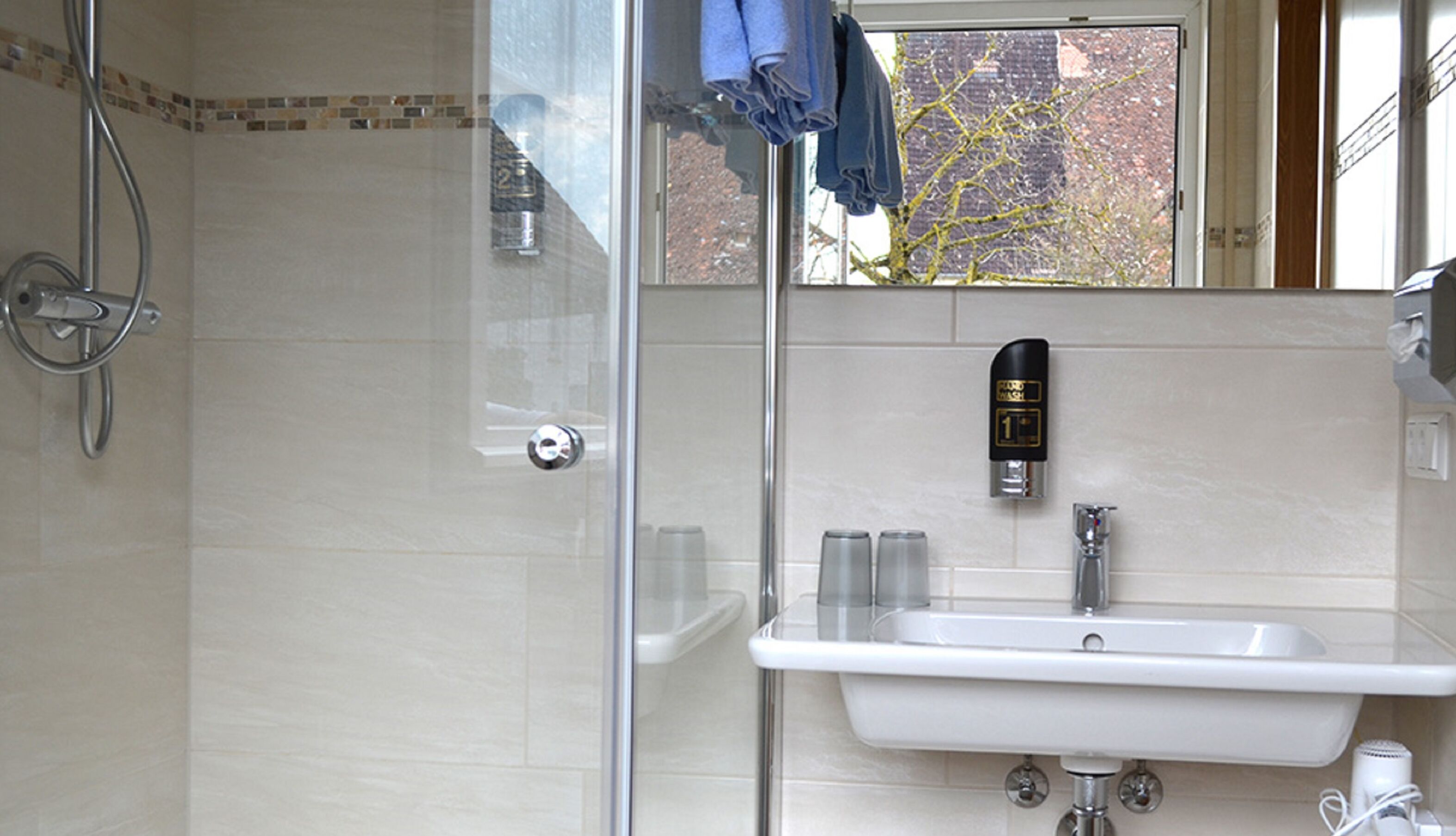 Vierbettzimmer | Badezimmer | Kostenlose Toilettenartikel, Haartrockner, Handtücher