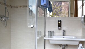 Quarto quádruplo | Banheiro | Produtos de toalete grátis, secador de cabelo, toalhas de banho