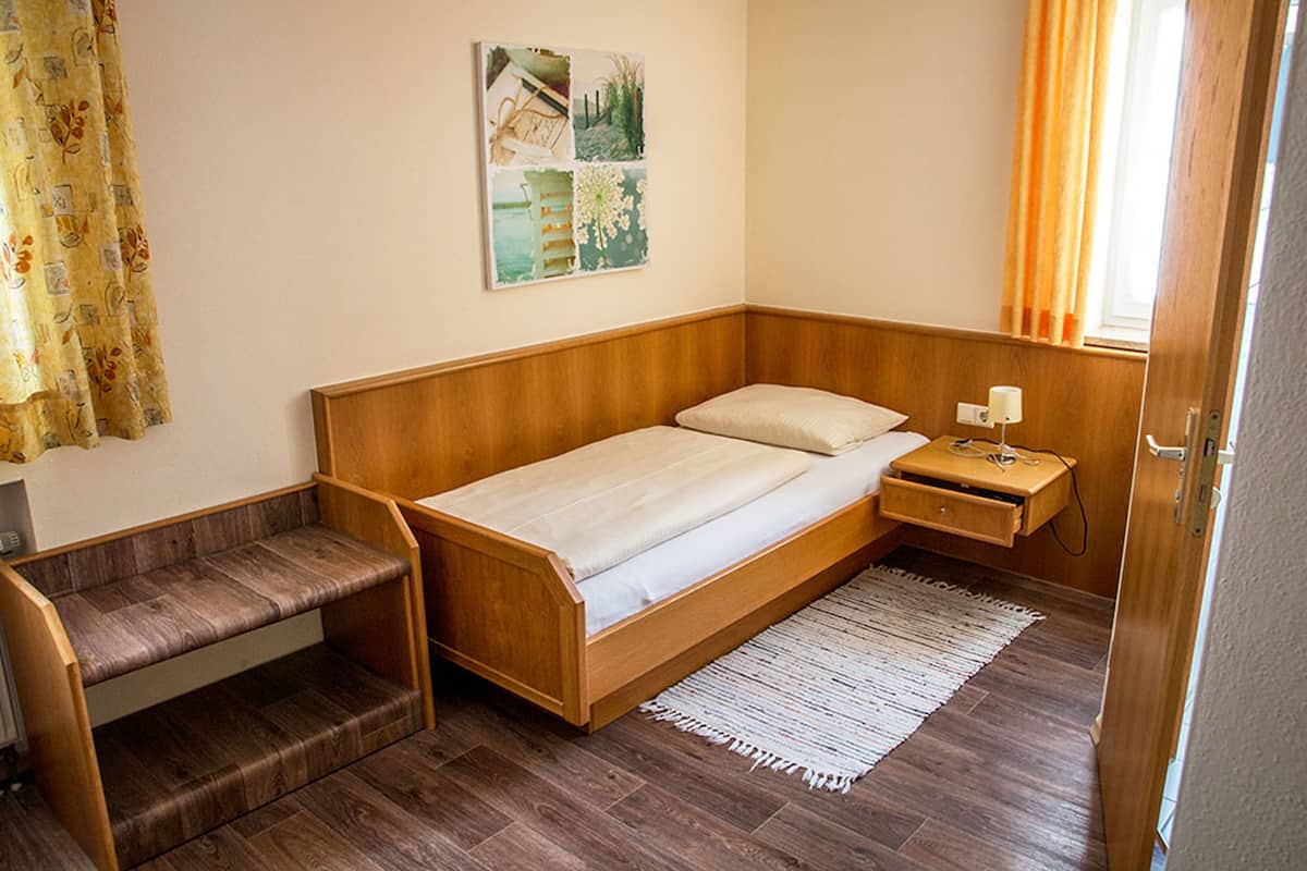 Quarto solteiro | Escrivaninha, ferros/tábuas de passar roupa, Wi-Fi de cortesia