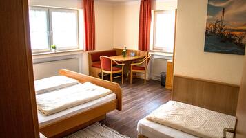 Dreibettzimmer | Schreibtisch, Bügeleisen/Bügelbrett, kostenloses WLAN, Bettwäsche