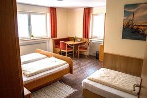 Driepersoonskamer | Een bureau, een strijkplank/strijkijzer, gratis wifi, beddengoed