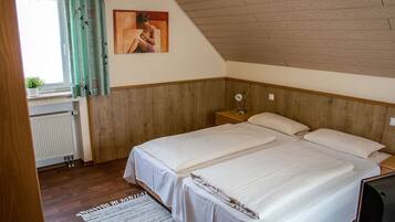 Double Room | Desk, iron/ironing board, free WiFi, bed sheets
