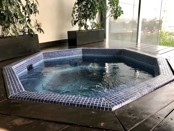 Massaggi con le pietre calde, massaggi “deep tissue”, massaggi