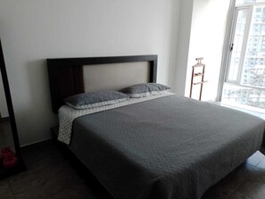 Apartamento superluxo, várias camas, para não fumantes, vista para a cidade | Edredons de pluma, cofres nos quartos, cortinas blackout