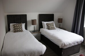 Seprai katun Mesir, seprai premium, meja kerja, dan tirai kedap cahaya