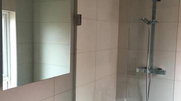 Shower, rainfall showerhead, free toiletries, hair dryer