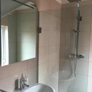 Shower, pancuran hujan, perlengkapan mandi gratis, dan pengering rambut