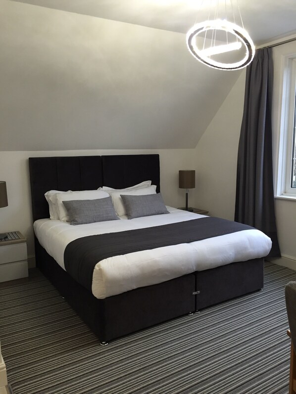 Studio Standar, Bebas Asap Rokok | Seprai katun Mesir, seprai premium, meja kerja, dan tirai kedap cahaya