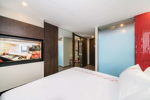 Ropa de cama de alta calidad, minibar, caja fuerte y escritorio