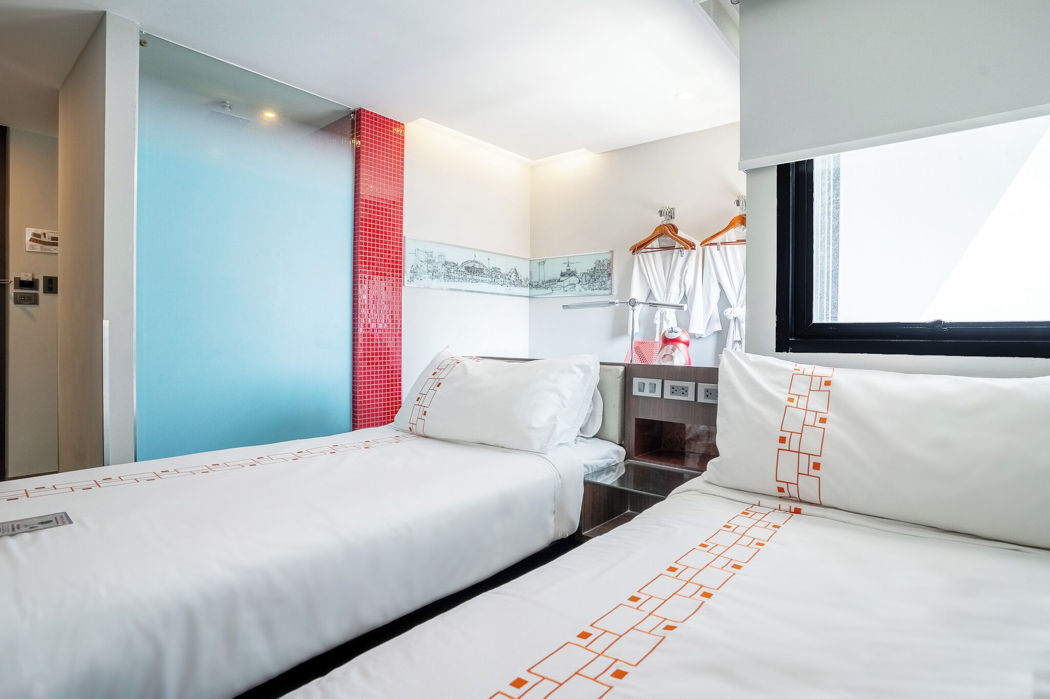 deluxe room, 2 single beds, non smoking, corner | 1 bedroom, premium bedding, minibar, in-room safe