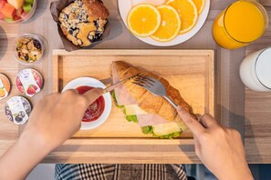 Desayuno continental diario (THB 300 por persona)