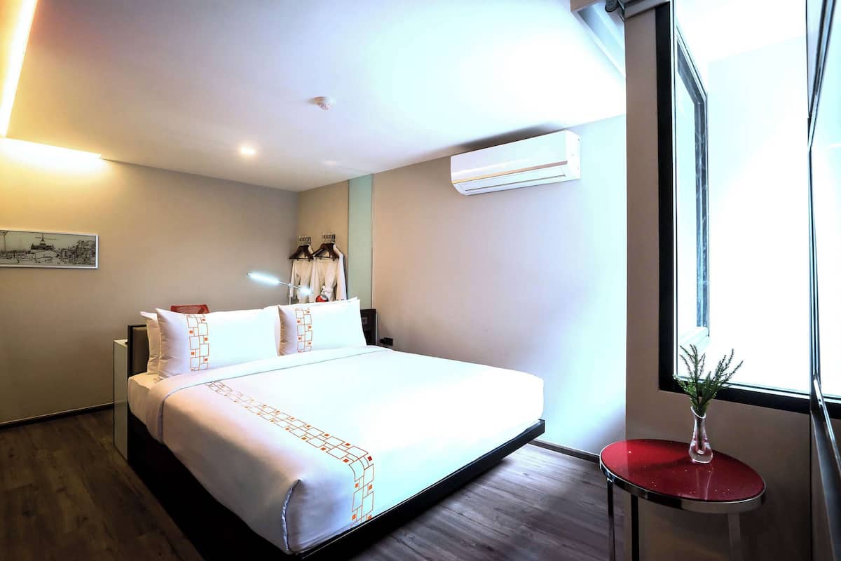 Deluxe kamer, 1 kingsize bed, niet-roken, op de hoek | Luxe beddengoed, een minibar, een kluis op de kamer, een bureau