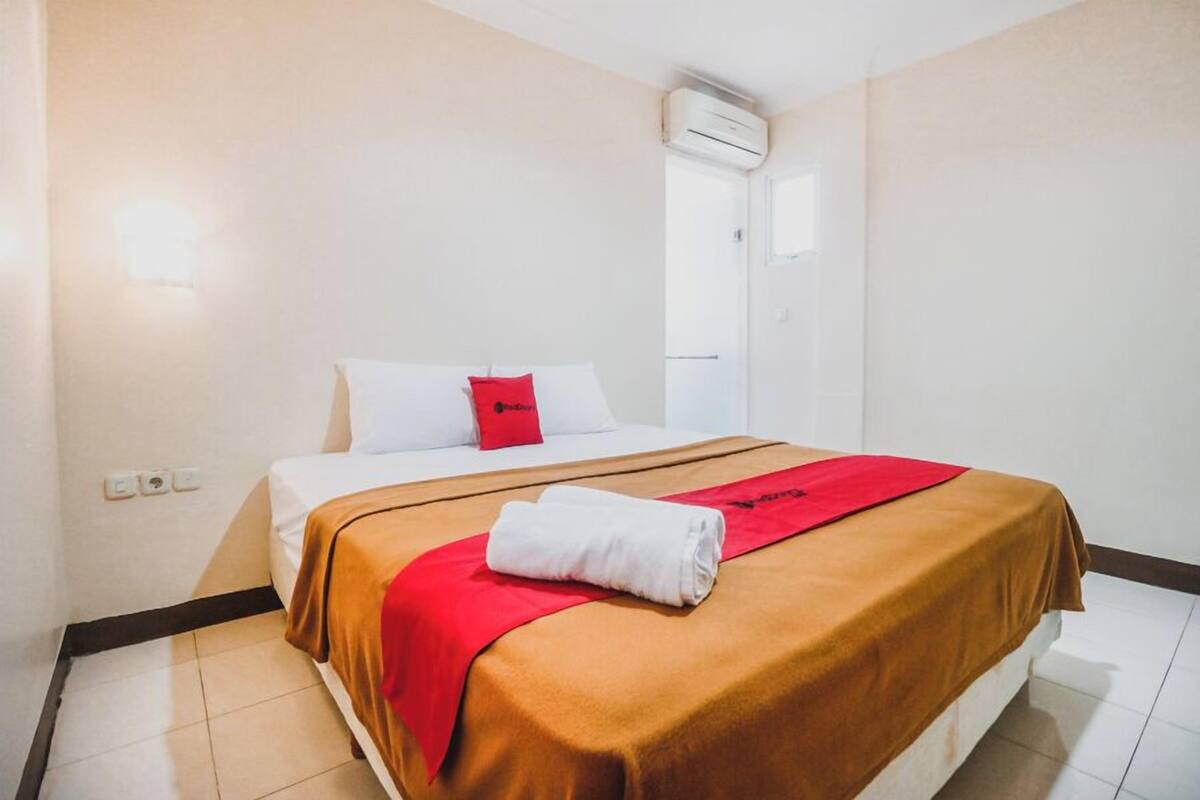 Desk, free WiFi, bed sheets