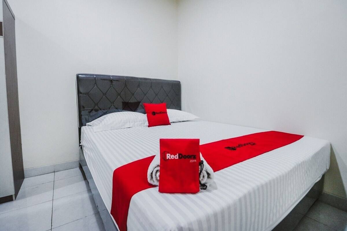 Desk, WiFi (free), bed sheets