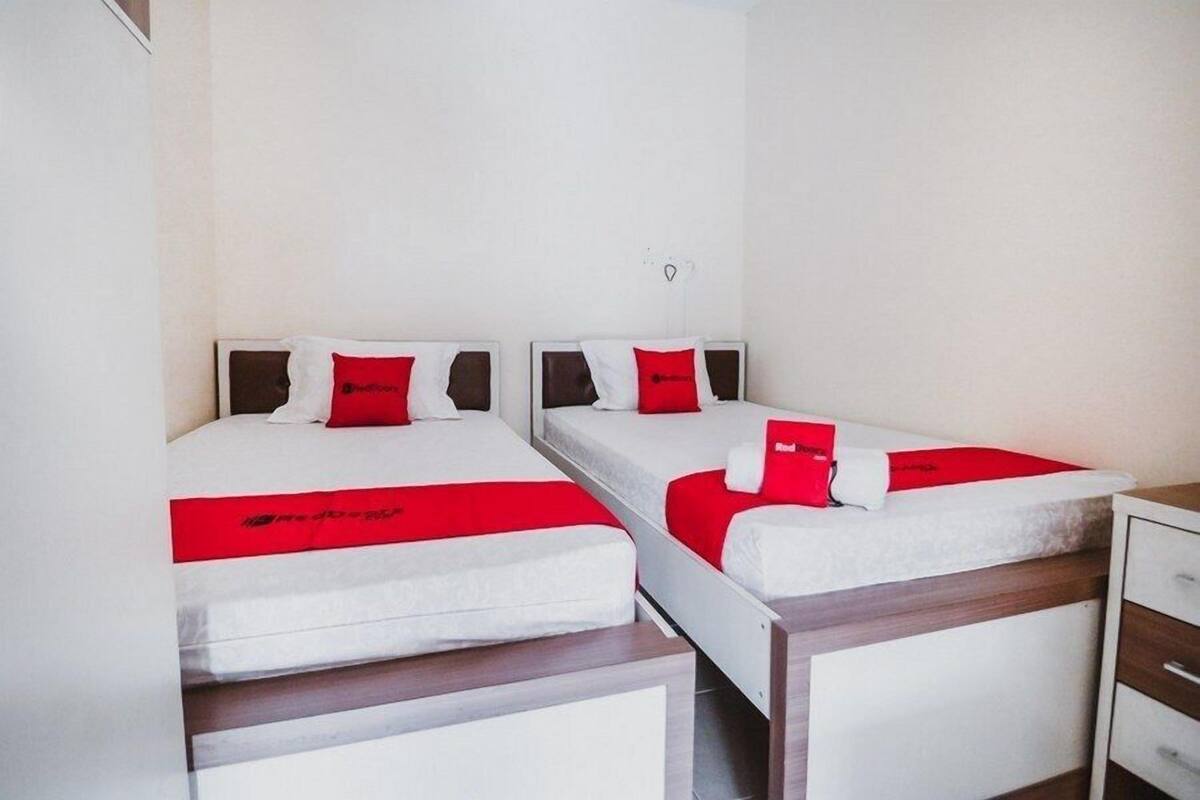 Desk, WiFi (free), bed sheets