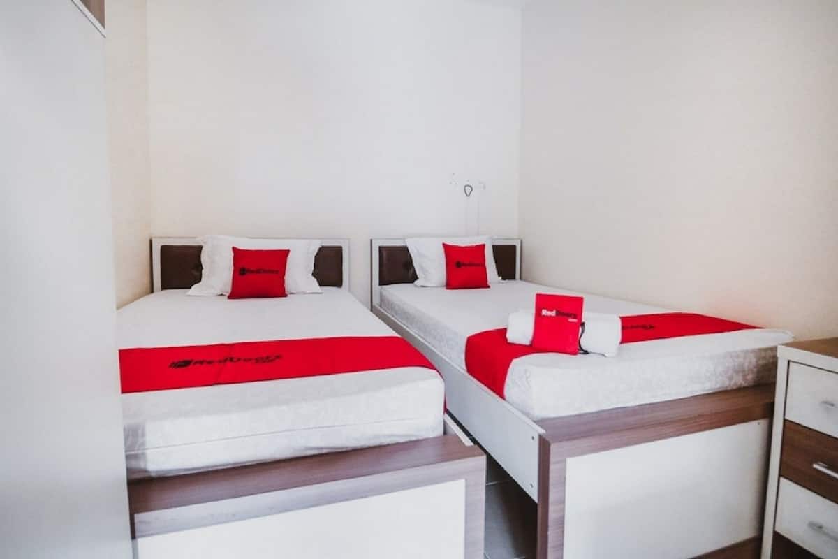 Twin Room | Desk, free WiFi, bed sheets