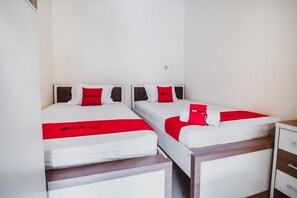 Twin kamer | Een bureau, gratis wifi, beddengoed