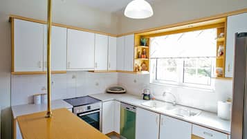 Refrigerador, microondas, horno y lavavajillas