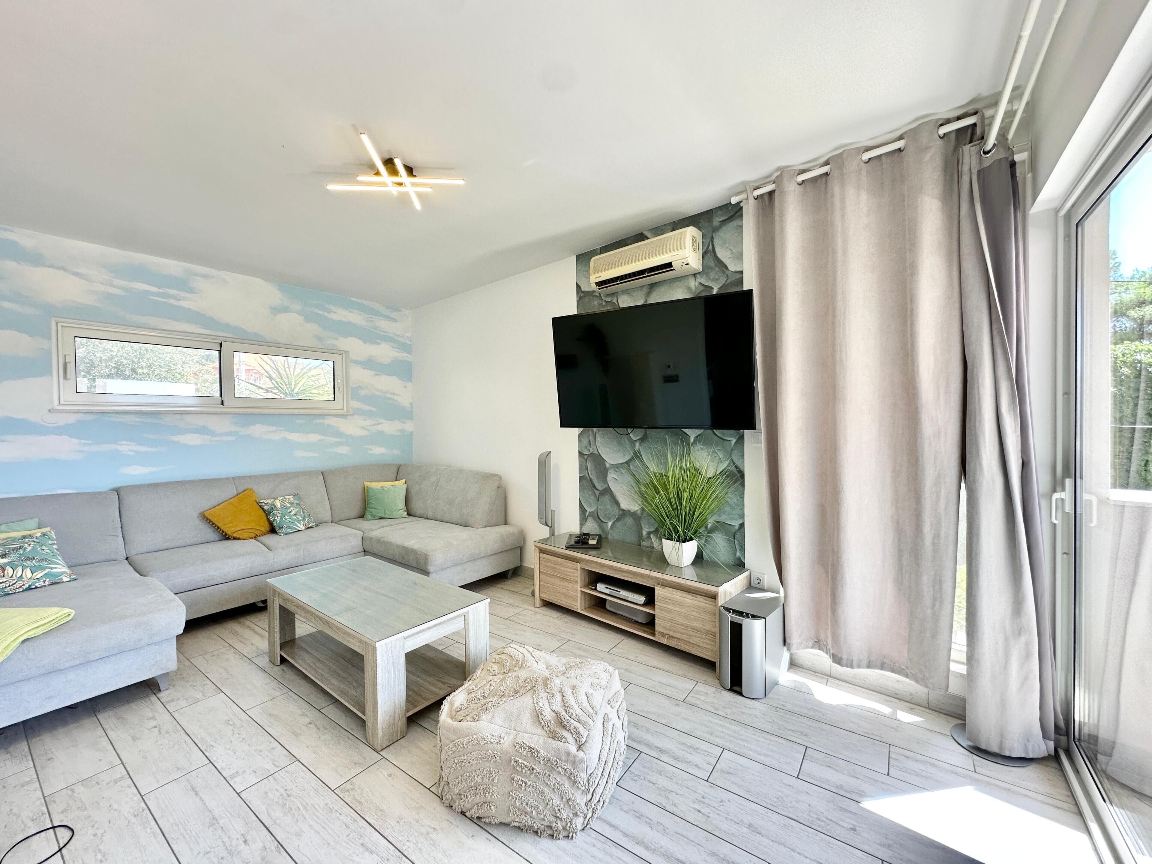 TV connectée, lecteur de DVD, table de tennis de table, médiathèque