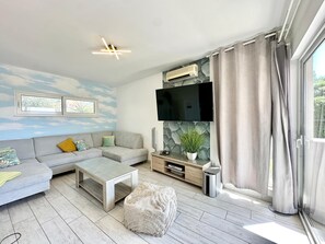 TV connectée, lecteur de DVD, table de tennis de table, médiathèque