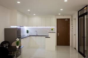 冷蔵庫、コンロ、香辛料