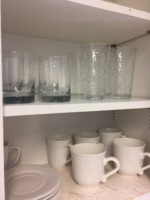 Hiustenkuivaaja, pyyhkeet, saippua, sampoo