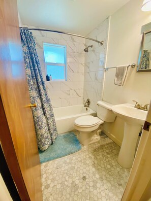 Asciugacapelli, asciugamani, sapone, shampoo