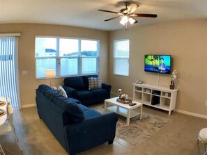 TV, DVD player, livros, aparelho de som