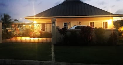 Villa Girasol 🌻 Asegurado! COMPLETAMENTE CON AIRE ACONDICIONADO, cocina extra de exterior