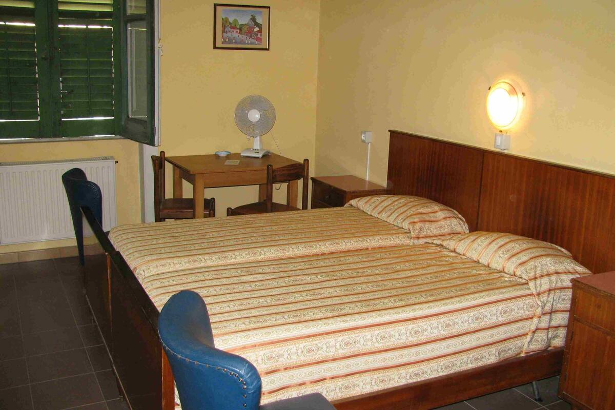 Kamar Double atau Twin, pemandangan kota | Seprai premium, meja kerja, kedap suara, dan tempat tidur bayi gratis