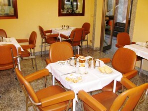 อาหารเช้าแบบคอนติเนนทัลทุกวัน (EUR 4.00 ต่อคน)