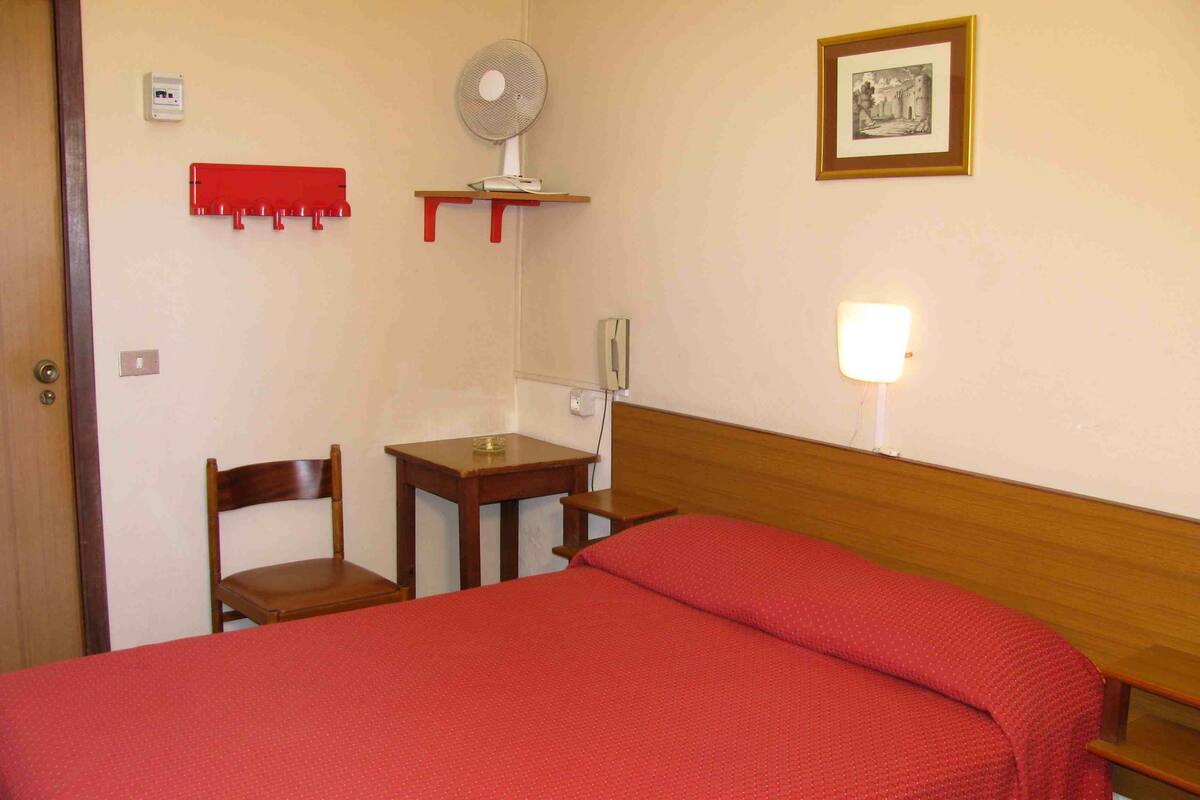 Single Room | Premium bedding, desk, soundproofing, free cots/infant beds