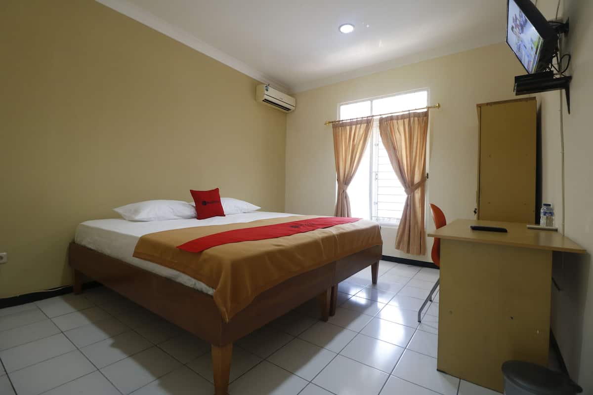 Double Room | Desk, free WiFi, bed sheets