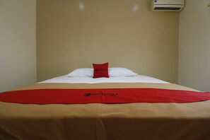 Double Room | Desk, free WiFi, bed sheets - RedDoorz @ Jalan Gatot Subroto Jakarta (Jakarta)