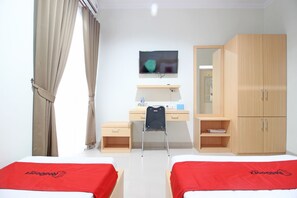 Twin Room | Desk, free WiFi, bed sheets - RedDoorz near AMIKOM Yogyakarta (Depok)