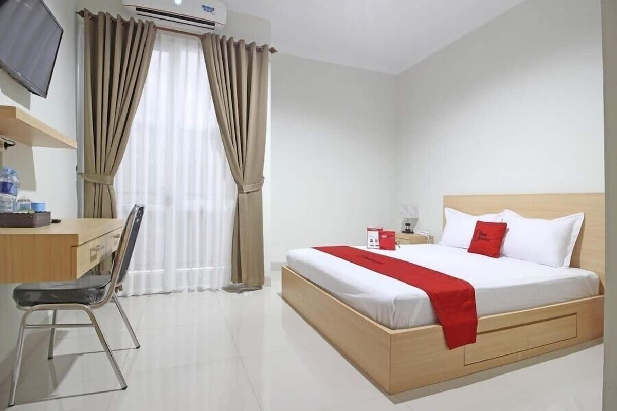 Desk, free WiFi, bed sheets