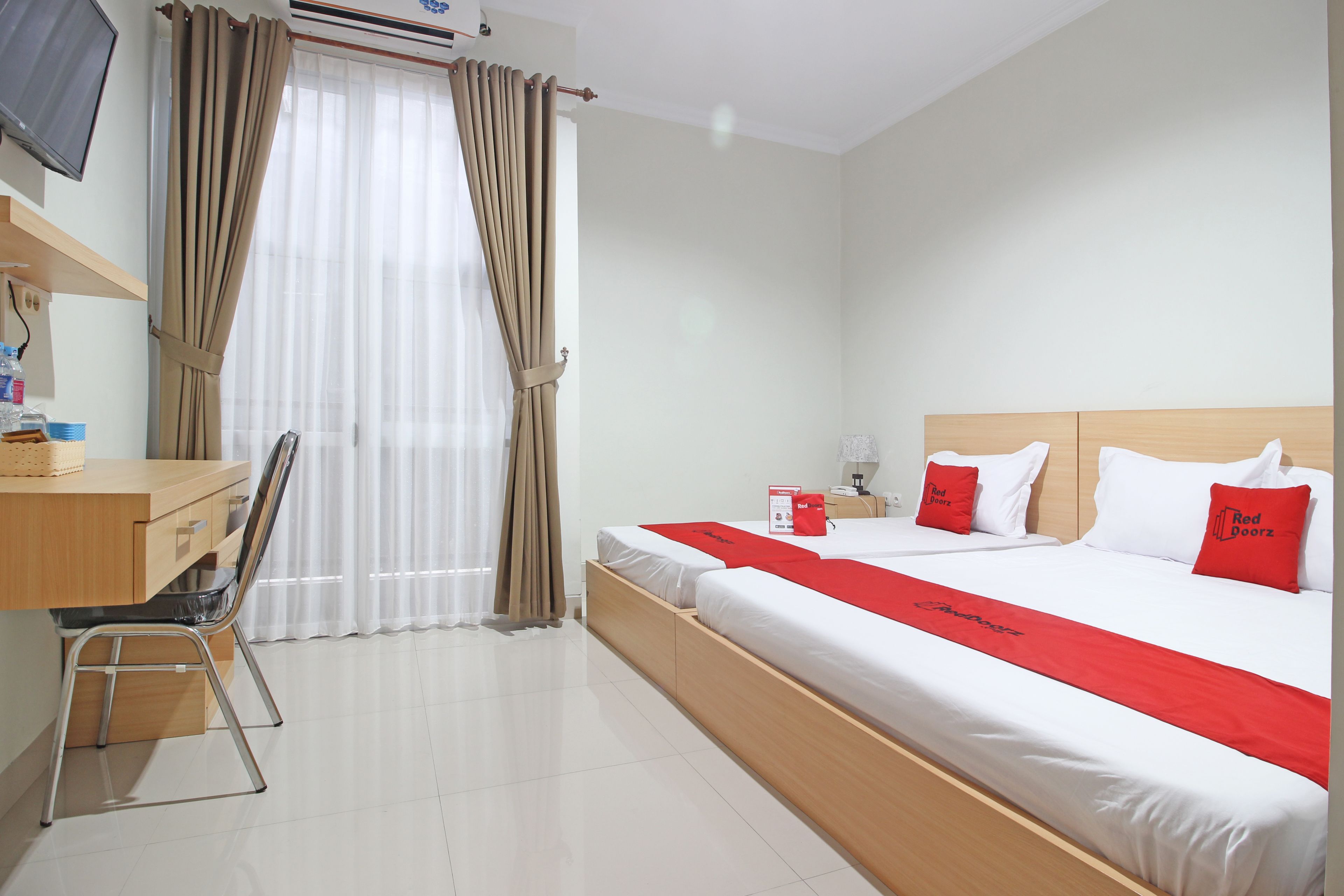 Family Room | Desk, free WiFi, bed sheets