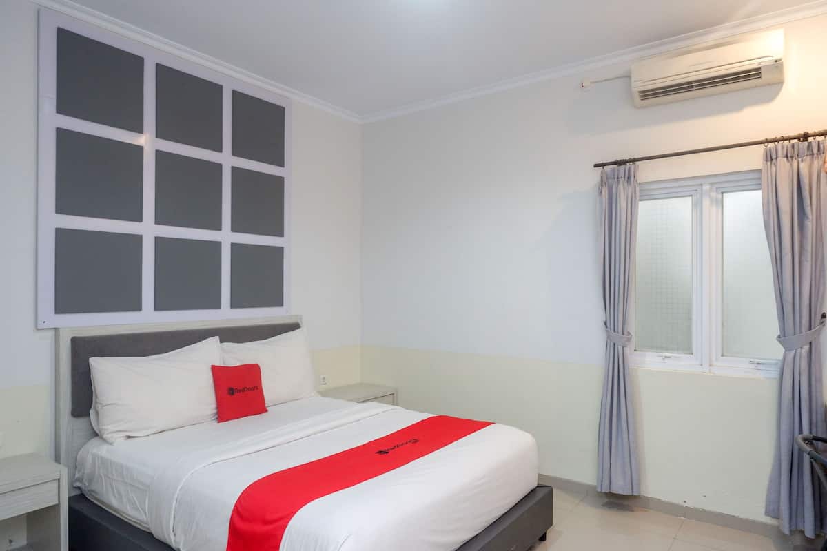 Desk, free WiFi, bed sheets