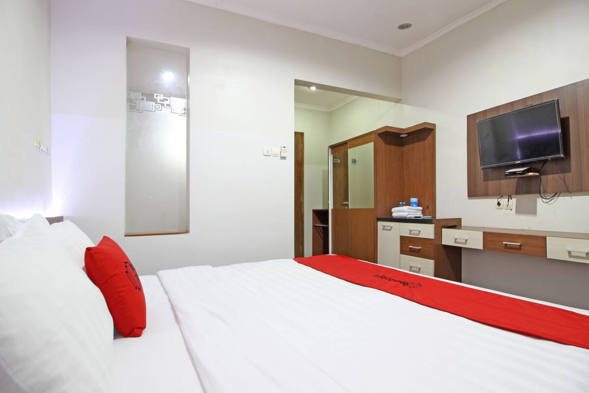 Desk, free WiFi, bed sheets