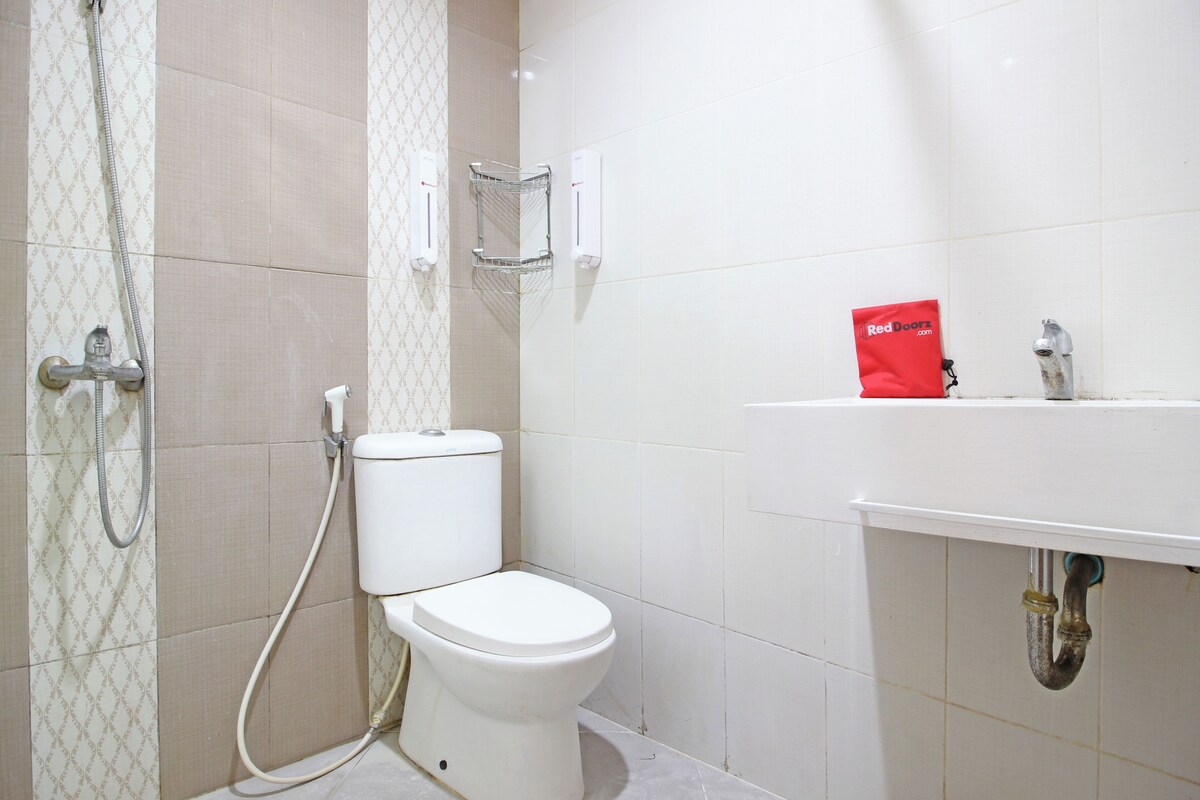 Un baño con inodoro, ducha y lavabo.
