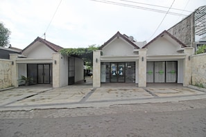 Vista frontal de la propiedad
