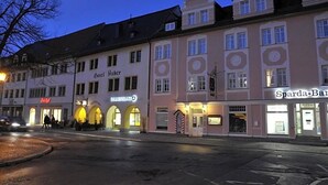Ein Hotel im klassischen europäischen Architekturstil, mit Bogenfenstern und einer symmetrischen Fassade.
