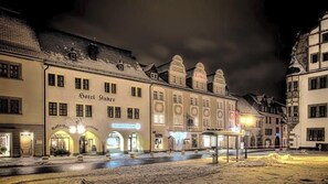 A hotel with multiple stories, arched windows, and a traditional European architectural style. - Anker (Saalfeld-Saale)